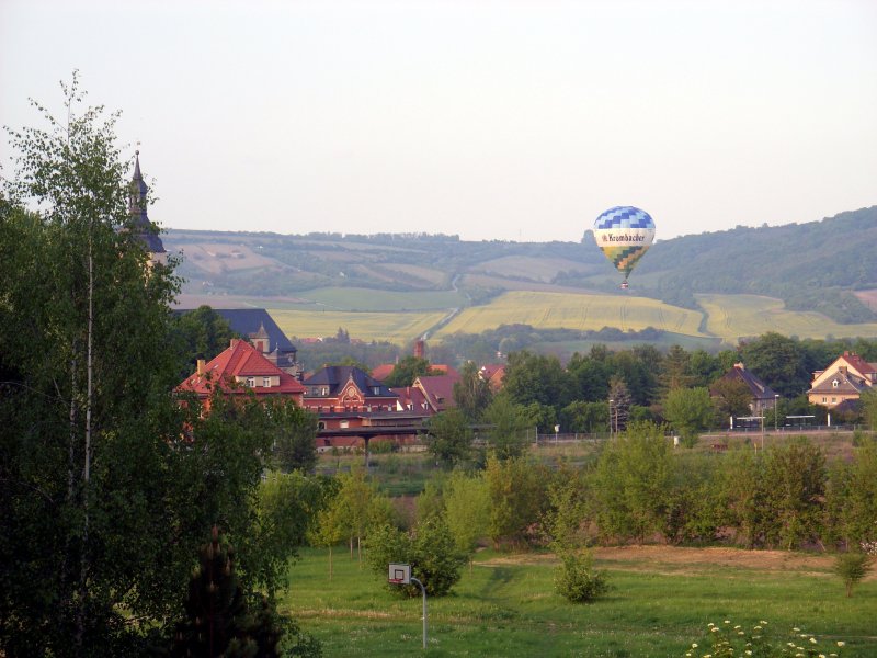 Ein Heissluftballon �ber Laucha. Die Fahrg�ste haben sicher ein herrlichen Blick auf das Unstruttal und den Lauchaer Bahnhof; 02.05.2009 (Foto: Klaus Pollm�cher)