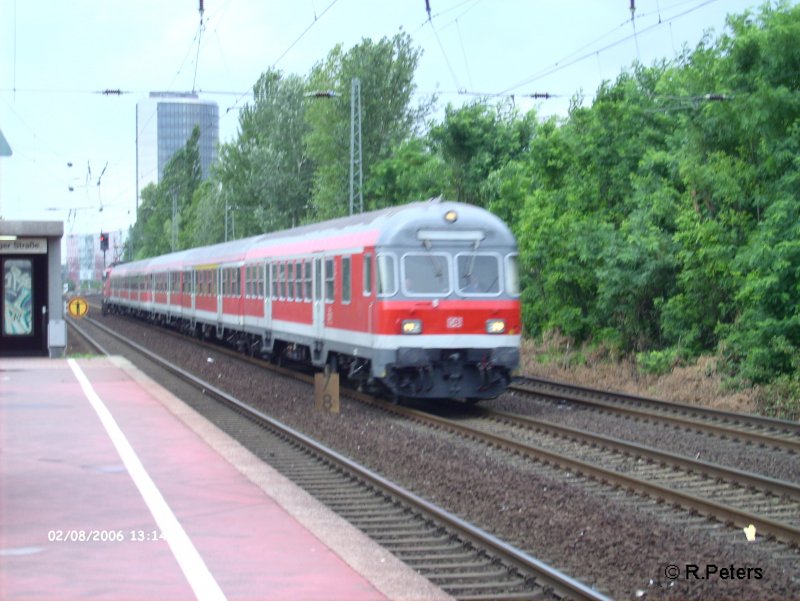 Ein RE aus Venlo fhrt in Dsseldorf ein. Dsseldorf-Vlklingerstrasse. 02.08.06