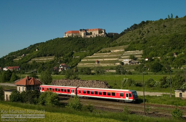 Ein Triebwagen der BR 628 auf der Fahrt von Naumburg (S) Hbf nach Nebra unterhalb der Neuenburg in Freyburg; 12.06.2006 (Foto: Kai Michael Neuhold / http://www.verkehrsfotografie.de)