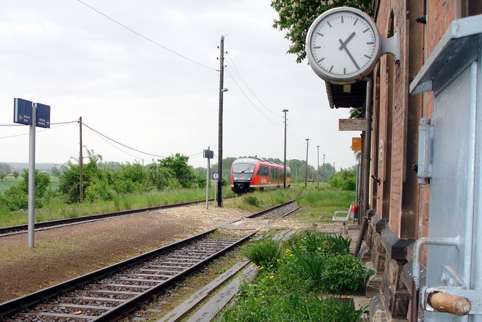 Ein Triebwagen der BR 642 als RB von Artern nach Naumburg im Bf Donndorf. Eigentlich wurde der Zugverkehr auf der Unstrutbahn wegen der defekten 672er durch die BR 641 abgedeckt. Aber auch einer dieser Triebwagen war an diesem Tag defekt; 20.05.2006  (Foto: Christof Rommel)