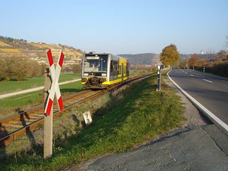 Ein Triebwagen der Burgenlandbahn als RB von Naumburg Hbf nach Artern, im Herbst 2006 bei Balgst�dt.