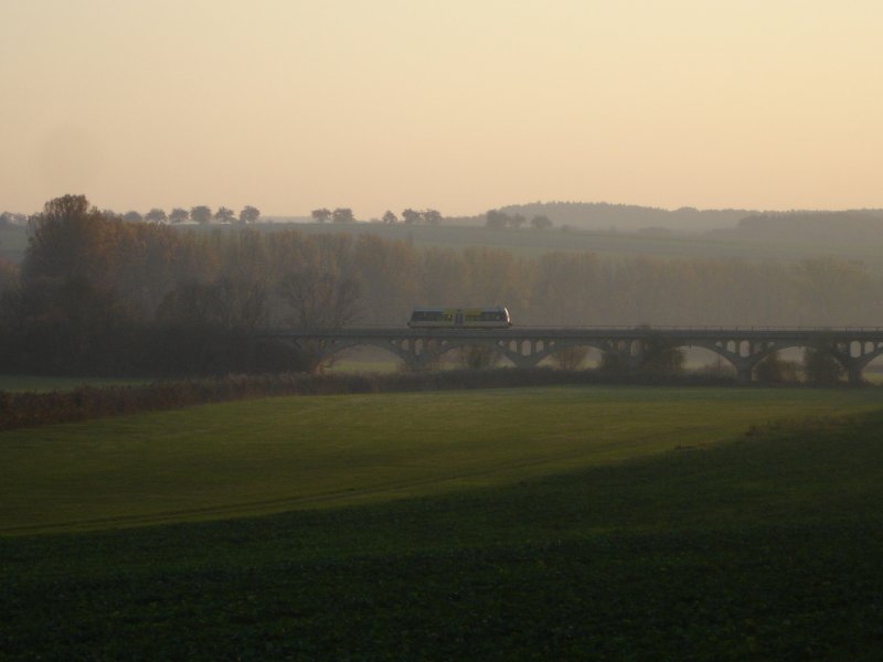 Ein Triebwagen der Burgenlandbahn auf dem Viadukt bei Kirchscheidungen; 29.10.2005.