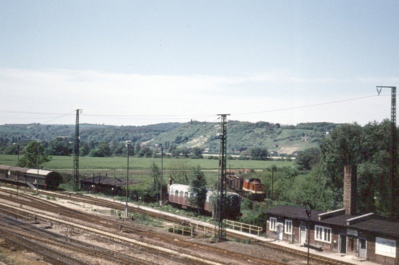 Eine Lok der BR 110 mit einem Nahg�terzug aus Laucha, am 03.06.1980 bei der Einfahrt in Naumburg (S) Hbf. Links im Bild sieht man die damalige Wagenw�sche (Handarbeit durch Frauen von einer Arbeitsb�hne aus) und in der Bildmitte steht ein ehemaliger franz�sischer Schnellzugwagen  Bahnhofswagen Nr.7 Bww Erfurt , der als Behelfsunterkunft diente. (Foto: Klaus Pollm�cher)

