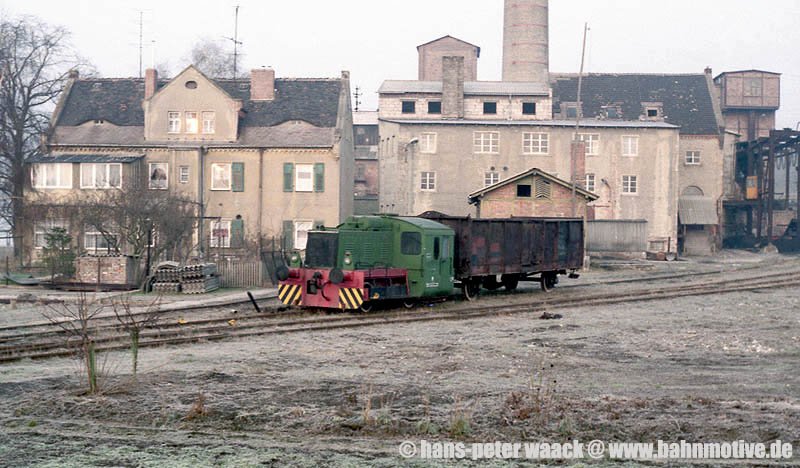 Eine N4 aus Babelsberger Produktion konnte man am 09.M�rz 1992 in Vitzenburg vor den Resten der alten Zuckerfabrik aufnehmen. Die Lok wurde 1957 unter der Fabrik-Nummer 251184 gebaut. Zuletzt war sie beim  VEB Zuckerkombinat Unstrut-Helme, Werk V, Betrieb Vitzenburg im Einsatz. 1993 wurde sie an das Industriemuseum Zuckerfabrik Oldisleben abgegeben, dort sollte sie heute noch vorhanden sein. (Foto: Hans-Peter Waack, http://www.bahnmotive.de)
 