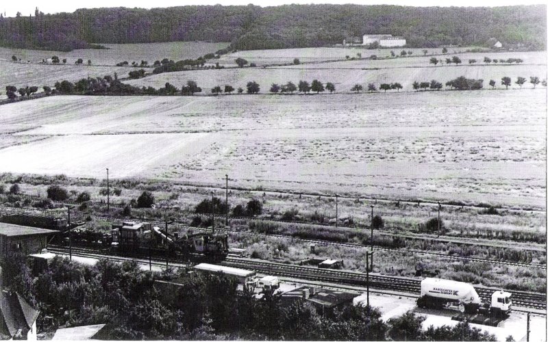 Eine Schotterbettreinigungsmaschine (SBR) der Firma Plasser und Theurer im Bf Laucha (Unstrut); (Foto: Stadtarchiv Laucha)