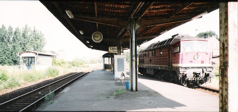 Eine V300 beim Kreuzungshalt im Bf Laucha (Unstrut); 01.07.1994 (Foto: G�nther G�bel)
