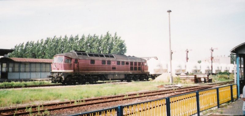 Eine V300 mit einem Zementzug aus Karsdorf, am 01.07.1994 auf der Fahrt Richtung Naumburg im Bf Laucha. (Foto: G�nther G�bel)