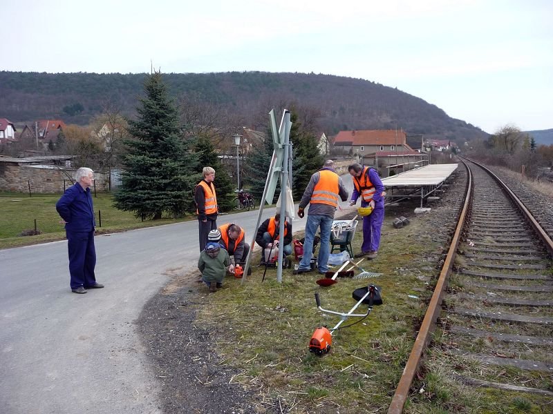 Einige flei�ige Mitglieder unserer IG bei einer wohlverdienten Pause w�hrend dem Arbeitseinsatz in Wangen; 14.03.2009 (Foto: Ralf Kuke)