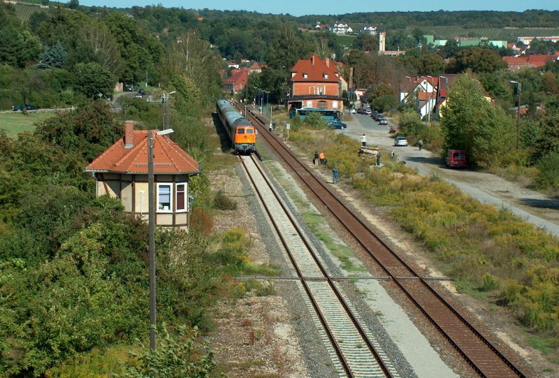 EKO Trans 232 850-8 wartet mit dem Leerzug auf die Ausfahrtsfreigabe zur Abstellung in Naumburg Hbf. Sie brachte Besucher aus Cottbus am 13.09.2008 zum gr��ten Weinfest Mitteldeutschlands.
