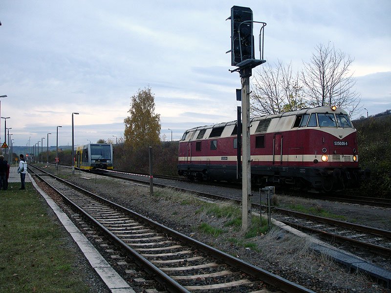 ELP 5250.05-5 im Bahnhof Karsdorf am 26.10.2008. Gerade war das Dampflokfest der IG Unstrutbahn mit der Abfahrt des Sonderzuges aus Eisenach beendet, kam die Diesellok in den Bahnhof gefahren.