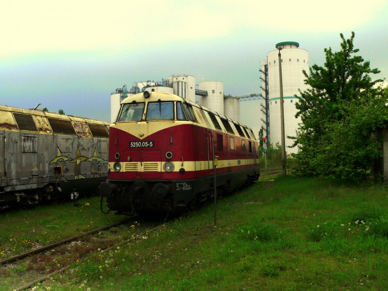 ELP 5250.05-5 (ex 228 742-3) am Zementwerk Karsdorf; 30.04.2009