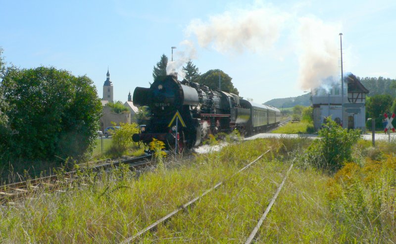 EMBB 52 8154-8 mit dem DLr 84194 von Freyburg nach Karsdorf, am 13.09.2008 bei der Ausfahrt in Laucha. (Foto: Dieter Thomas)