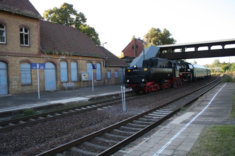 EMBB 52 8154-8 mit dem Winzerfestsonderzug DPE 84196 von Freyburg nach Leipzig-Plagwitz, am 13.09.2008 bei der Durchfahrt in Deuben. (Foto: Marcel Grauke) 
