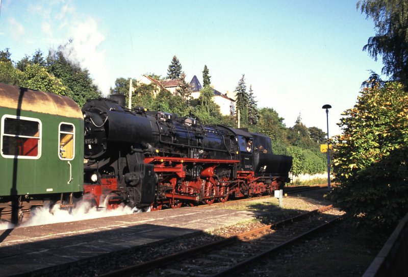 EMBB 52 8154-8 mit einem Winzerfestplanzug von Naumburg Hbf nach Nebra, im Bf Freyburg; September 1998 Foto: Uwe B�hme)