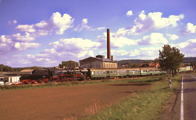 EMBB 52 8154-8 mit einem Winzerfestplanzug von Naumburg Hbf nach Nebra, in H�he der alten Zuckerfabrik in Laucha. Am Ende schiebt eine V75 der KEG nach; September 1998 (Foto: Uwe B�hme)