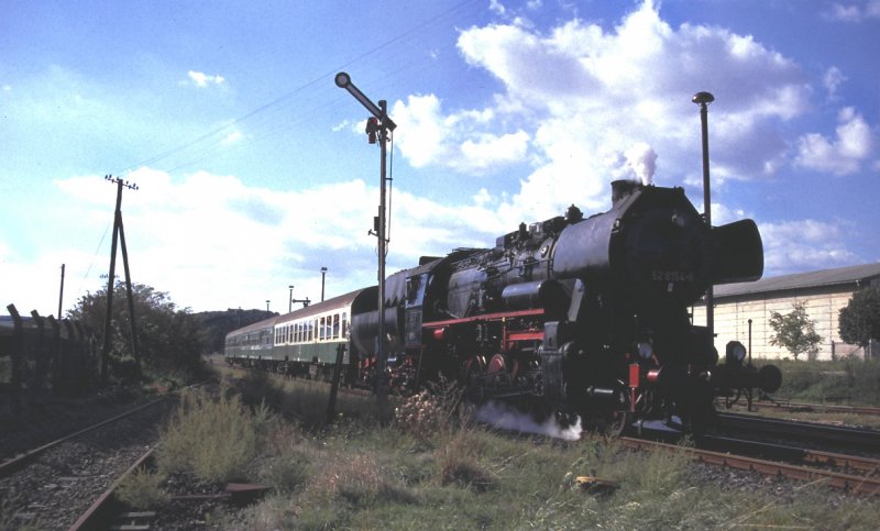 EMBB 52 8154-8 mit einem Winzerfestplanzug von Nebra nach Naumburg Hbf, bei der Ausfahrt in Vitzenburg; September 1998 (Foto: Uwe B�hme)