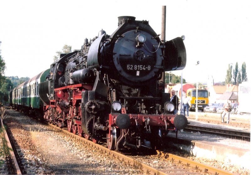 EMBB 52 8154-8 mit einem zum Freyburger Winzerfest verkehrenden Personenzug von Nebra nach Naumburg Hbf, am 13.09.1997 in Freyburg. (Foto: Heinz-Helmut Heidenbluth, Sammlung: Rainer G�ttler)
