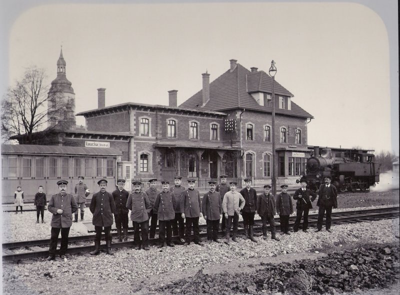 Empfangsgeb�ude und Belegschaft des Bahnhofs Laucha anl��lich der Er�ffnung der Finnebahn; 01.10.1914 (Foto: Stadtarchiv Laucha)