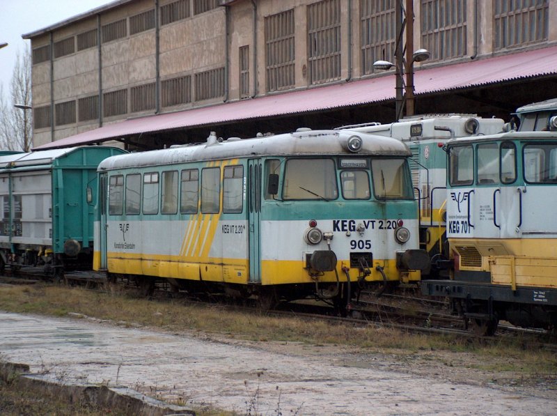 Er ist wieder zur�ck! Nach kurzzeitiger Abwesenheit steht der MAN Schienenbus KEG 905 VT 2.20 wieder bei ARCO in Karsdorf. Die einzig mir aufgefallene Ver�nderung: Im Zugzielanzeiger steht jetzt  Sangerhausen , vorher  Sonderfahrt ; 03.12.2008 