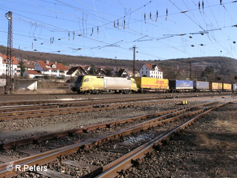 ES 64 U2 010 durchfhrt Gemnden mit ein Wechselpritschenzug. 16.02.08
