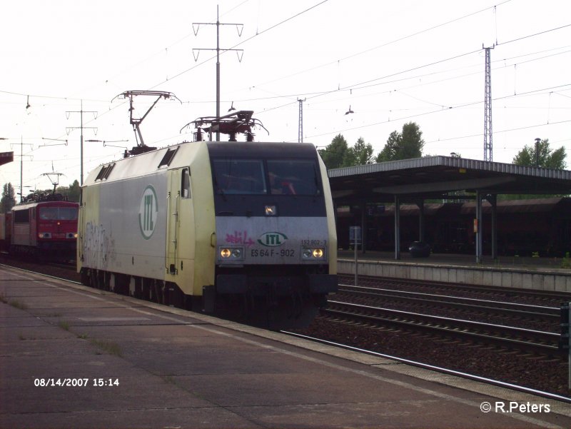 ES64 F-902 der ITL rollt durch Berlin-Schnefeld. 14.08.07