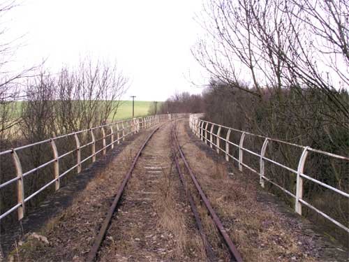 Finnebahngleis auf der Schnecktalbr�cke bei Bad Bibra; April 2006 (Foto: Klaus Erbeck)