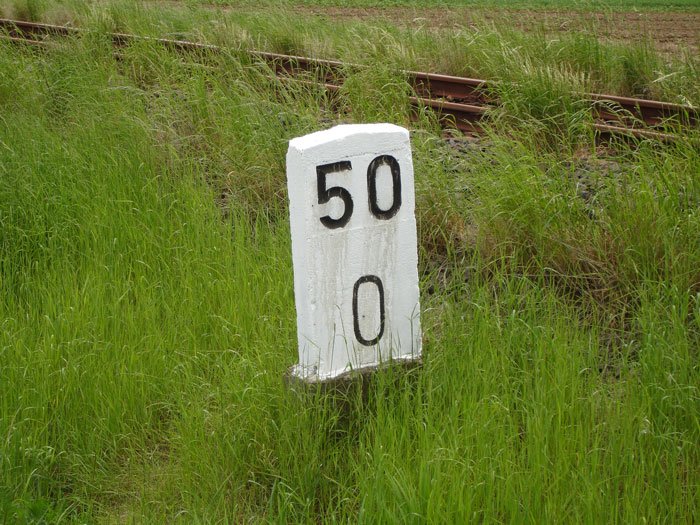 Frisch gestrichener Kilometerstein bei Gehofen; 20.05.2006 (Foto: Christof Rommel)