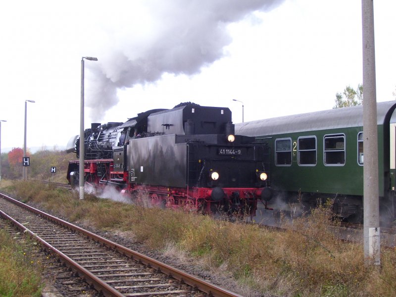 F�r die F�herstandsmitfahrten zu unserem 2. Dampflokfest in Karsdorf stellte die IGE  Werrabahn Eisenach  e.V. ihre 41 1144-9 zur Verf�gung; 21.10.2007 