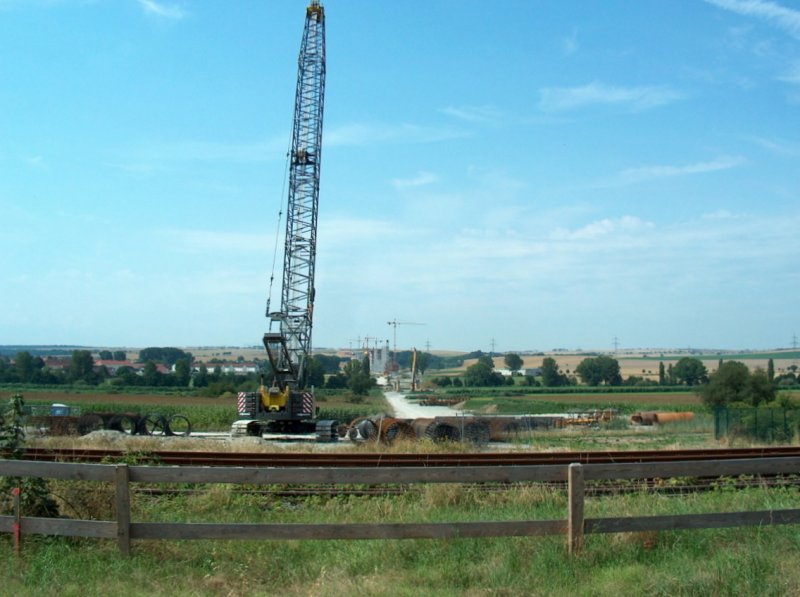 Genau hier, bei Karsdorf, werden in Zukunft die ICE´s auf der Unstruttalbr�cke die darunterliegende Unstrutbahn �berqueren; 08.08.2009