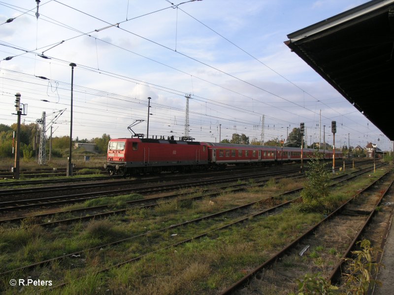 Gesamtansicht vom RB11 Cottbus mit 143 012 udn den Fahrradabteilwagen.