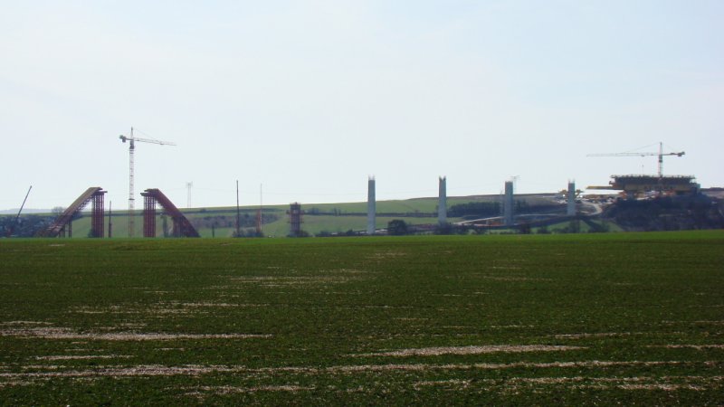 Gesetzte Br�ckenpfeiler f�r den Neubau der Unstruttalbr�cke bei Wetzendorf; 19.03.2009 (Foto: G�nther G�bel)