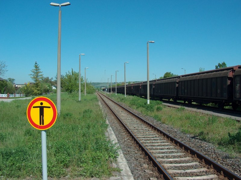 Gleis 3 und abgestellte Ganzwagen im Bf Karsdorf; 10.05.2008