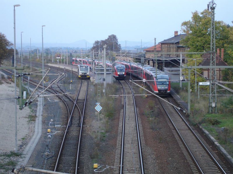Gleisanlagen im Bf Artern mit einer RB nach Naumburg (S) Hbf und den RE´s von bzw. nach Magdeburg und Erfurt; 10.10.2005 (Foto: Christof Rommel)