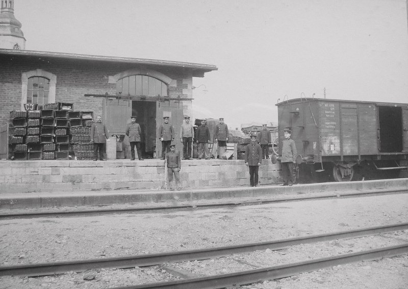 G�terverladung im Bahnhof Laucha (Unstrut); (Foto: Familie Haelbig)