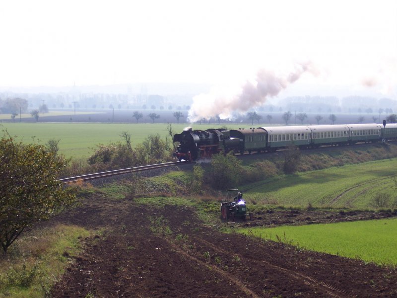 Hier dampft der Sonderzug aus Nossen an dem sonnigen Herbstmorgen des 18.10.2008 bei Kleinjena durch das Unstruttal in Richtung Freyburg. Zuglok ist die Nossener 52 8047-4.