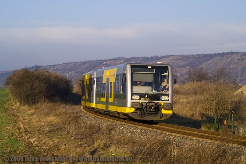 Hier ist der Sonderzug  Express zum Weihnachtsmarkt  kurz vor Laucha zu sehen. Ca. 130 Fahrg�ste nutzen die von der IG Unstrutbahn e.V. organisierte Fahrt um von Ro�leben auf den Naumburger Weihnachtsmarkt zu kommen; 30.11.2008 (Foto: Hans-Peter Waack, bahnmotive.de)