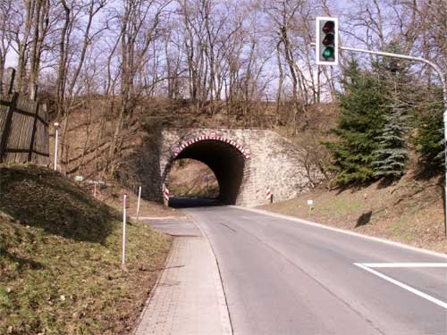 Hier �berquert die Finnebahn die B176 in Bachra; April 2006 (Foto: Klaus Erbeck)