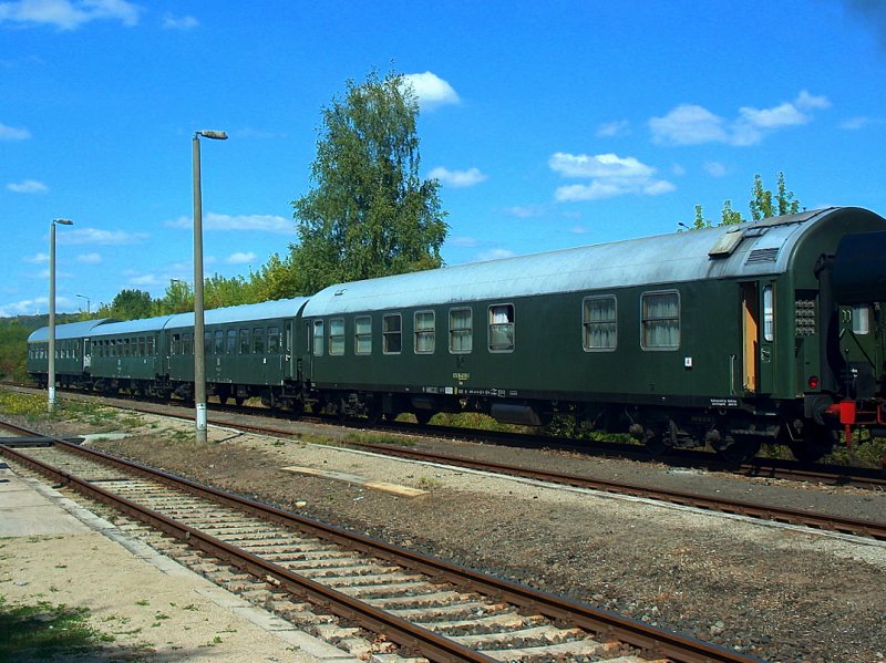 Historischer Wagenpark vom Eisenbahnmuseum Bayerischer Bahnhof zu Leipzig e.V., in einem abgestellten Winzerfestsonderzug aus Leipzig, im Bf Karsdorf; 12.09.2009