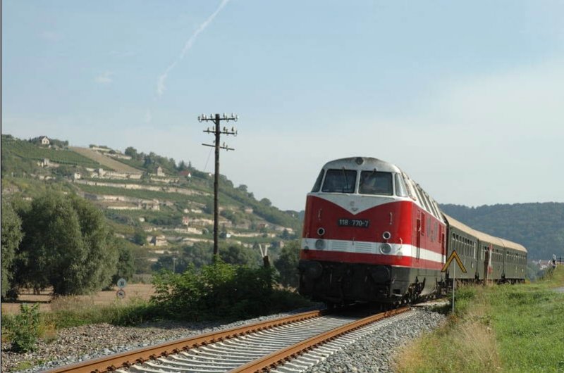 IG 58 3047 e.V. 118 770-7 aus Glauchau mit brachte einen Sonderzug nach Freyburg zum Winzerfest und ist hier bei Balgst�dt unterwegs zum abstellen nach Karsdorf; 17.09.2006 (Foto: Andreas Leipoldt)