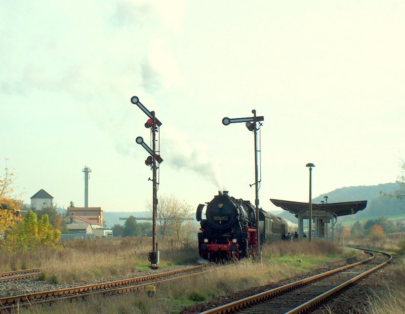 IG Dampflok Nossen e.V. 52 8047-7 mit dem DLr 88536 von Freyburg nach Karsdorf, am 18.10.2008 in Laucha.