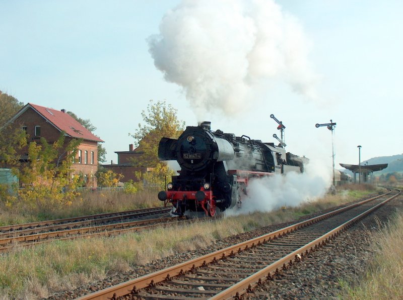 IG Dampflok Nossen e.V. 52 8047-7 mit dem DLr 88536 von Freyburg nach Karsdorf, am 18.10.2008 bei der Ausfahrt in Laucha.