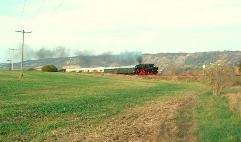 IG Dampflok Nossen e.V. 52 8047-7 mit dem DLr 88551 von Karsdorf nach Freyburg, am 18.10.2008 vor Laucha.