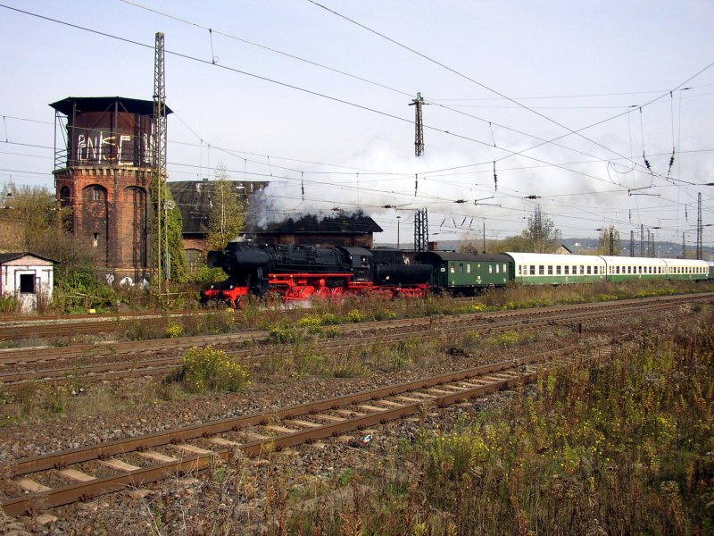 IG Dampflok Nossen e.V. 52 8047-4 mit dem Sonderzug aus Nossen nach Freyburg, am 18.10.2008 bei der Ausfahrt in Naumburg Hbf.