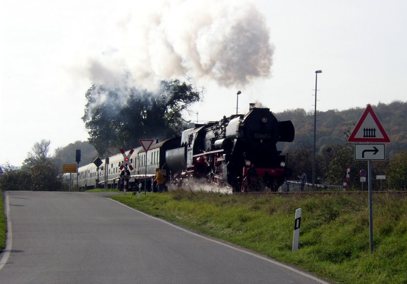 IG Dampflok Nossen e.V. 52 8047-4 mit dem Sonderzug aus Nossen nach Freyburg, am 18.10.2008 bei der Durchfahrt in Kleinjena.