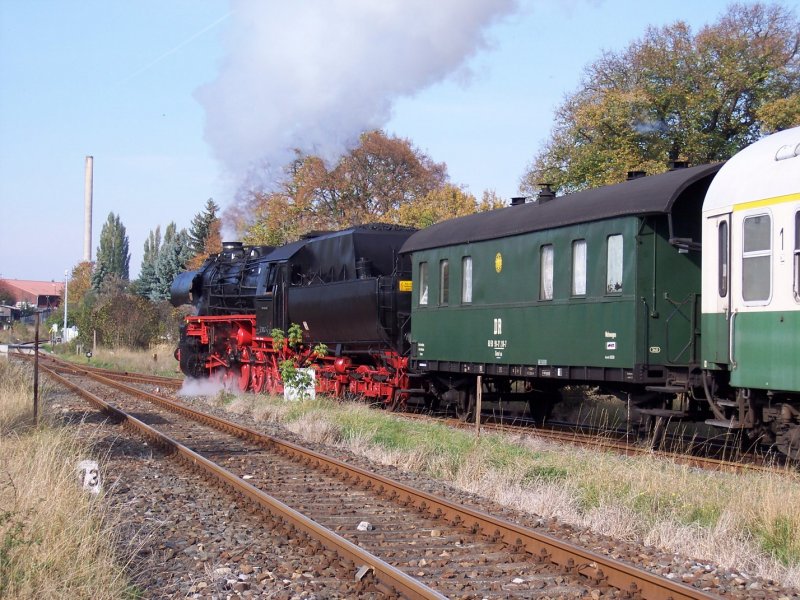 IG Dampflok Nossen e.V. 52 8047-7 mit dem DLr 88536 von Freyburg nach Karsdorf, am 18.10.2008 bei der Ausfahrt in Laucha.