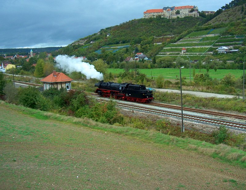 IGE Werrabahn 41 1144-9 beim umsetzen nach der Ankunft in Freyburg. Im Hintergrund sieht man die Neuenburg �ber den herbstlichen Weinbergen; 04.10.2009