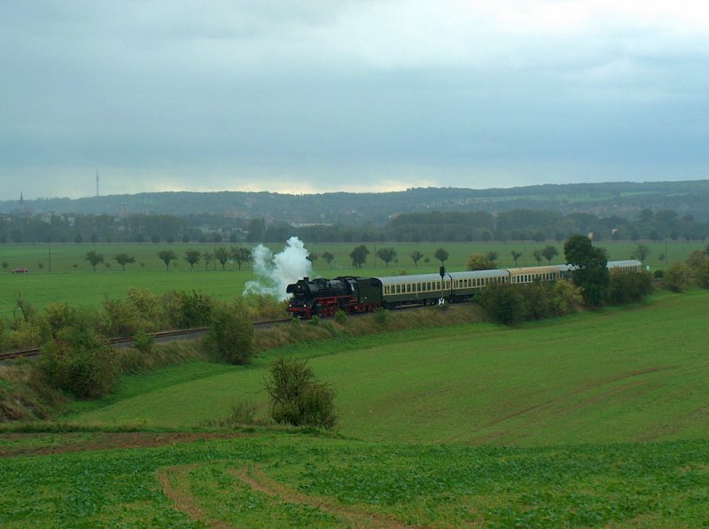 IGE Werrabahn 41 1144-9 mit dem RE 16583  ROTK�PPCHEN-EXPRESS  von Altenburg nach Freyburg, am 04.10.2009 bei Kleinjena.