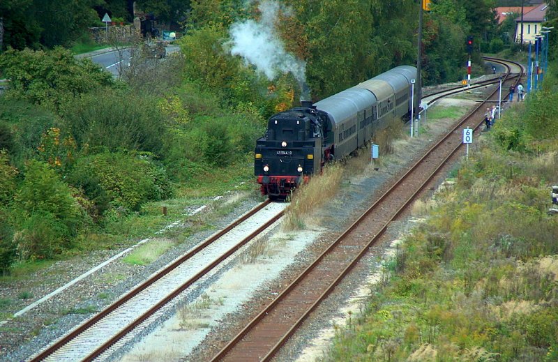 IGE Werrabahn 41 1144-9 mit dem Leerzug nach Naumburg Hbf, am 04.10.2009 in Freyburg. Die Wagen wurden bis zur abendlichen R�ckfahrt nach Altenburg in Naumburg Hbf abgestellt.