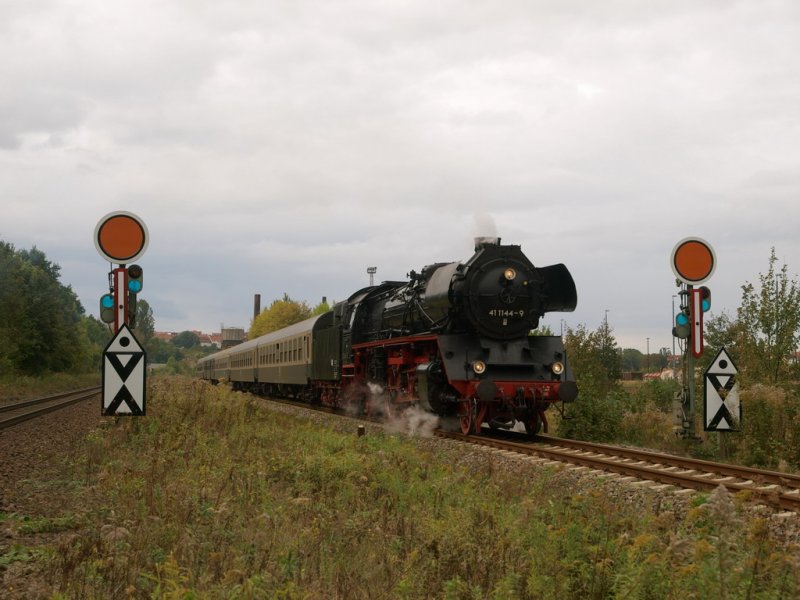 IGE Werrabahn 41 1144-9 mit dem  ROTK�PPCHEN-EXPRESS I  von Altenburg nach Freyburg, am 04.10.2009 in Zeitz Gbf. (Foto: Steffen Tautz)
