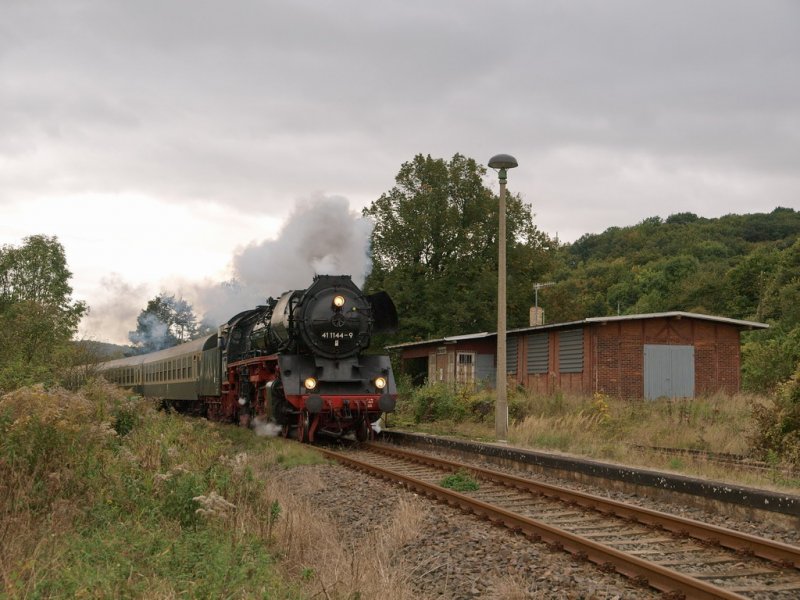 IGE Werrabahn 41 1144-9 mit dem RE 16583  ROTK�PPCHEN-EXPRESS I  von Altenburg nach Freyburg, am 04.10.2009 in Mertendorf. (Foto: Steffen Tautz)